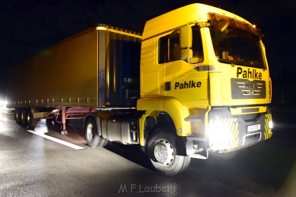 LKW Verfolgung A 3 Rich Oberhausen gestellt mit Nagelbrett Hoehe AS Koeln Dellbrueck P66.JPG - Miklos Laubert